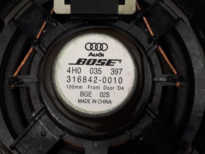 Speaker from a Audi A8 (D4) 4.2 TDI V8 32V Quattro 2017