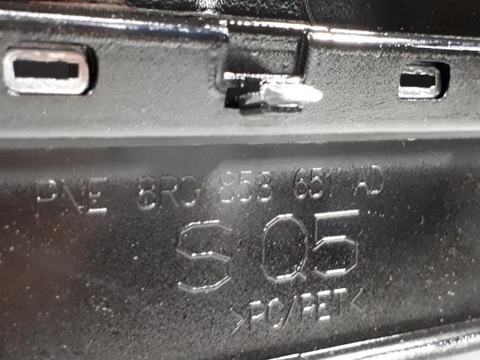 Rejilla de un Audi SQ5 (8RB)
