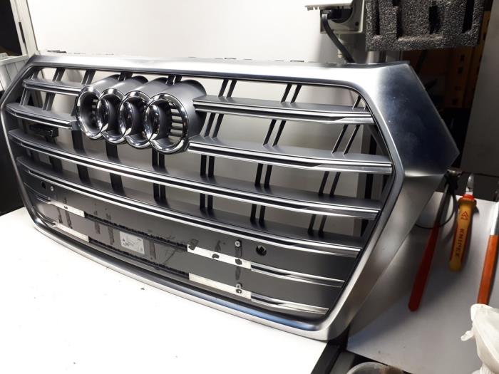 Grille from a Audi Q5 (FYB/FYG)