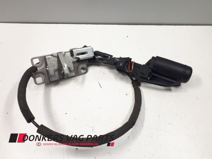 Używane Silnik rygla tylnej klapy Audi A8 (D3) 6.0 W12 48V Quattro Cena € 100,00 Procedura marży oferowane przez Donkers VAG Parts