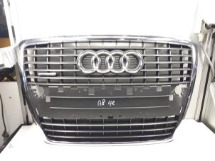 Usados Rejilla Audi A8 (D3) Precio € 50,00 Norma de margen ofrecido por Autoparts Veghel