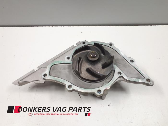 Usagé Pompe à eau Audi A8 (D3) 4.2 V8 40V Quattro Prix € 125,00 Règlement à la marge proposé par Donkers VAG Parts