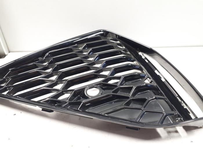 Rejilla de parachoques de un Audi RS 6 Avant (C8) 4.0 V8 TFSI Mild Hybrid 32V