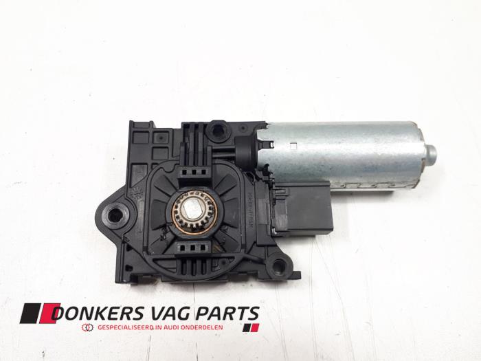 Używane Silnik szyberdachu Audi SQ7 (4MB/4MG) 4.0 TDI V8 32V Cena € 25,00 Procedura marży oferowane przez Donkers VAG Parts