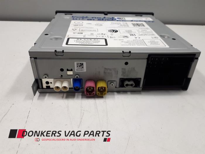 Multi-media control unit from a Skoda Octavia Combi (5EAC)  2020