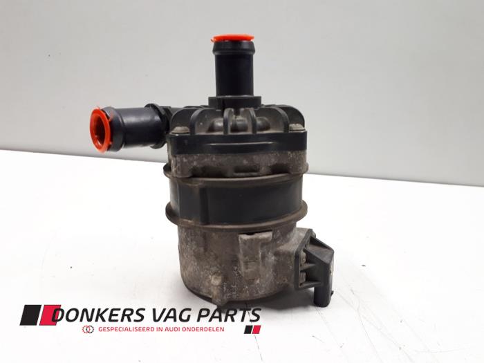 Begagnade Vattenpump Audi S8 (D4) 4.0 V8 TFSI 32V Pris € 100,00 Marginaltabell erbjuds av Donkers VAG Parts