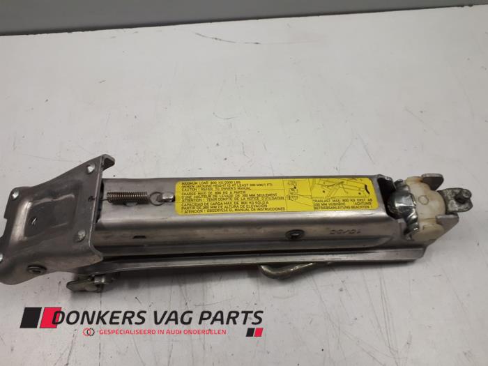 Używane Dzwignik Audi TT (8N3) Cena € 10,00 Procedura marży oferowane przez Donkers VAG Parts