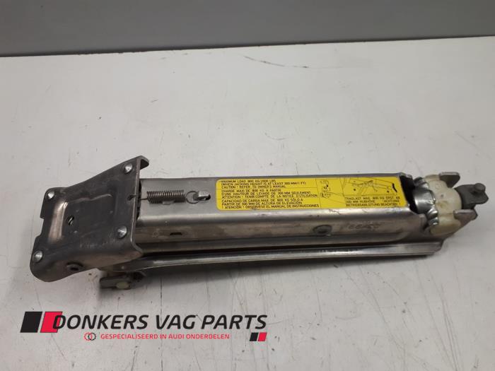 Używane Dzwignik Audi TT (8N3) Cena € 10,00 Procedura marży oferowane przez Donkers VAG Parts