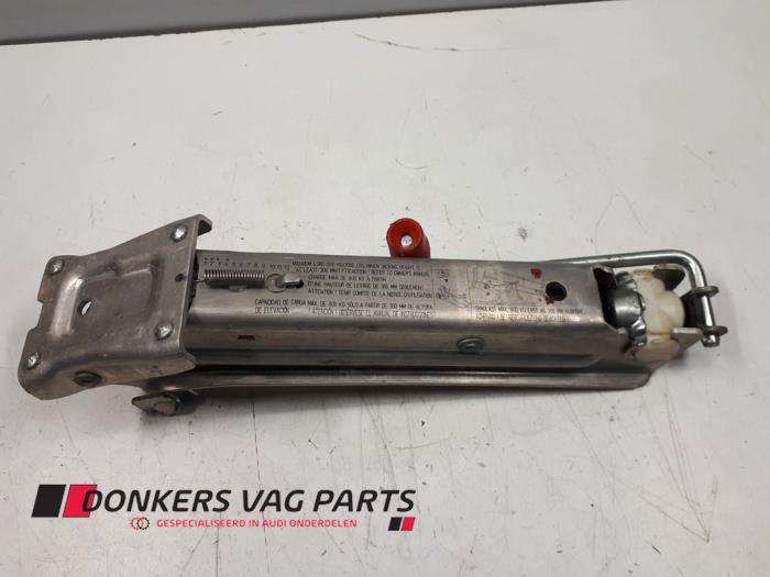 Używane Dzwignik Audi TT (8N3) Cena € 10,00 Procedura marży oferowane przez Donkers VAG Parts