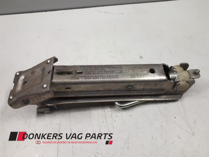 Używane Dzwignik Audi TT (8N3) Cena € 10,00 Procedura marży oferowane przez Donkers VAG Parts