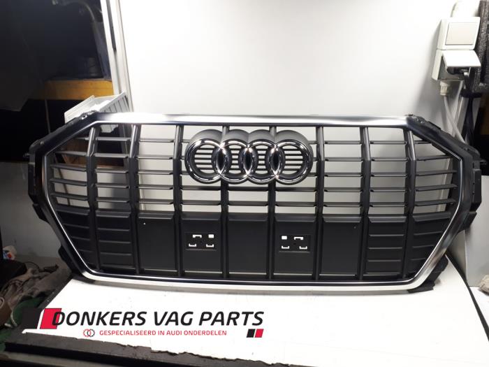 Używane Grill Audi Q3 (F3B) Cena € 150,00 Procedura marży oferowane przez Donkers VAG Parts