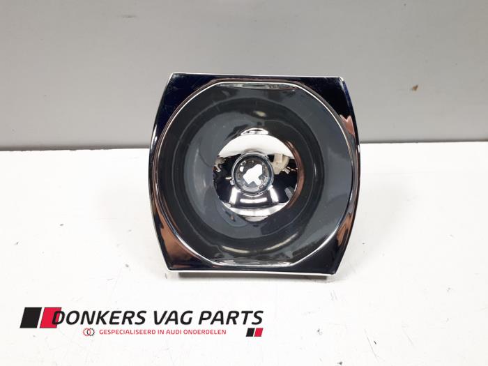 Nowe Element odblaskowy reflektora lewego Audi Coupé (B2) Cena € 125,01 Z VAT oferowane przez Donkers VAG Parts