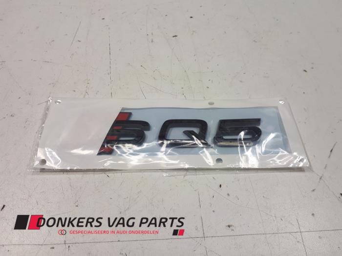 Nowe Emblemat Audi SQ5 (FYB/FYG) Cena € 57,95 Z VAT oferowane przez Donkers VAG Parts