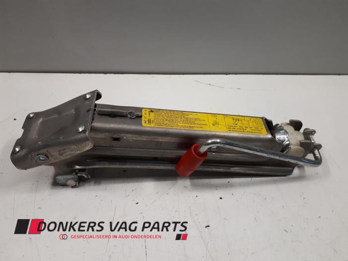 Używane Dzwignik Audi TT (8N3) Cena € 10,00 Procedura marży oferowane przez Donkers VAG Parts