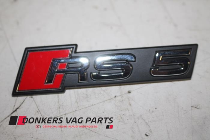 Nowe Emblemat Audi RS 5 Sportback (F5A/F5F) Cena € 38,84 Z VAT oferowane przez Donkers VAG Parts