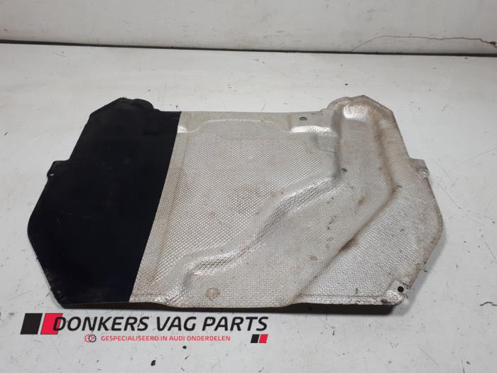 Begagnade Hasplåt Audi A5 Quattro (B9) Pris € 40,00 Marginaltabell erbjuds av Donkers VAG Parts