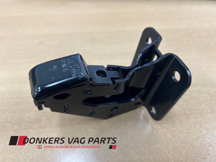 Seat backrest lock latch