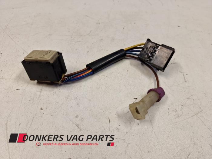 Usados Interruptor de ventanilla eléctrica Audi 80 Quattro (B3) Precio € 15,00 Norma de margen ofrecido por Donkers VAG Parts