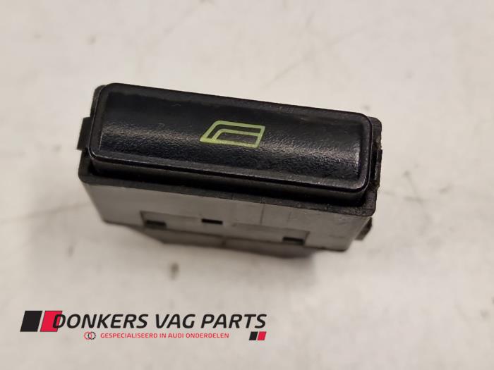 Usados Interruptor de ventanilla eléctrica Audi 100 (C4) Precio € 10,00 Norma de margen ofrecido por Donkers VAG Parts