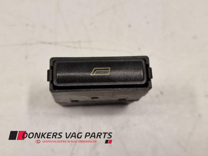 Usados Interruptor de ventanilla eléctrica Audi 100 (C4) Precio € 10,00 Norma de margen ofrecido por Donkers VAG Parts
