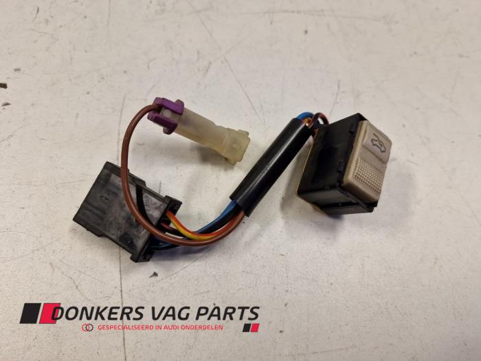 Usados Interruptor de ventanilla eléctrica Audi 80 Quattro (B3) Precio € 15,00 Norma de margen ofrecido por Donkers VAG Parts