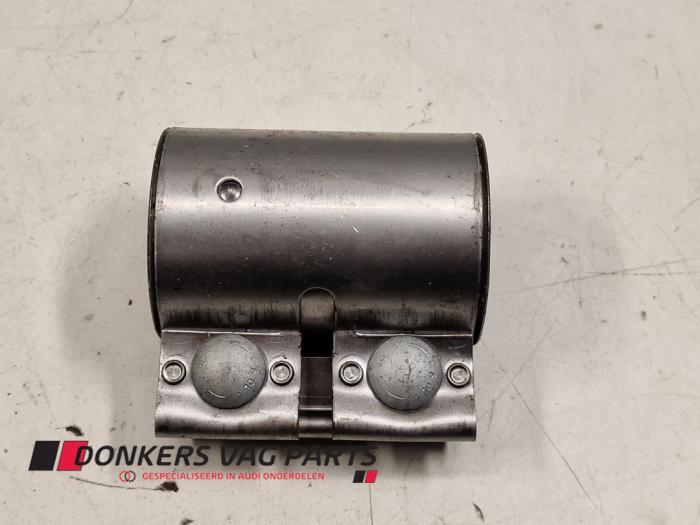 Muffler pipe connector clamp