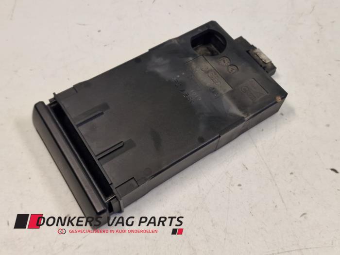 Używane Schowek Audi A6 (C5) Cena € 20,00 Procedura marży oferowane przez Donkers VAG Parts