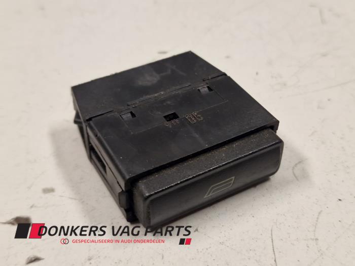 Usados Interruptor de ventanilla eléctrica Audi 100 (C4) Precio € 10,00 Norma de margen ofrecido por Donkers VAG Parts