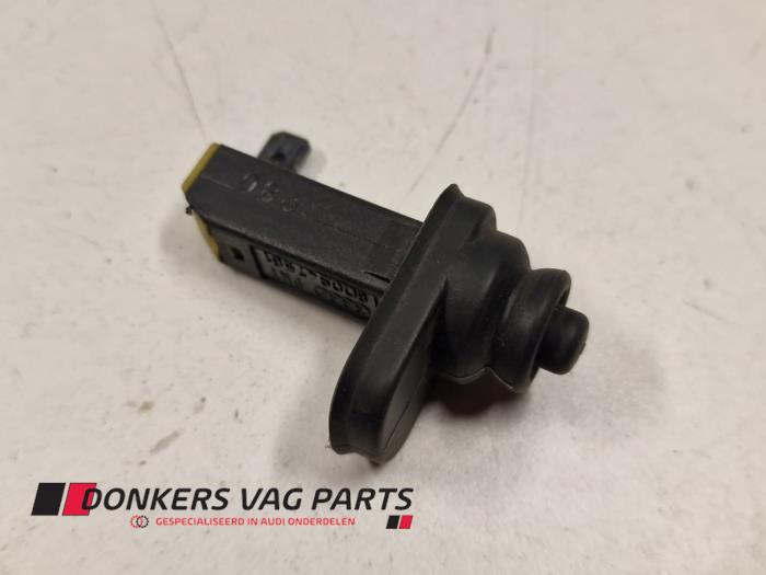 Używane Przelacznik Audi A4 (B5) Cena € 7,50 Procedura marży oferowane przez Donkers VAG Parts