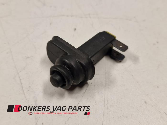 Usados Interruptor Audi A4 (B5) Precio € 7,50 Norma de margen ofrecido por Donkers VAG Parts