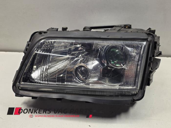 Używane Reflektor lewy Audi S8 (D2) Cena € 40,00 Procedura marży oferowane przez Donkers VAG Parts