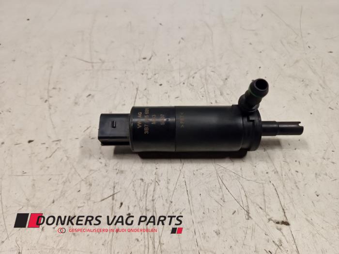 Używane Pompa spryskiwacza reflektorów Audi 100 (C4) Cena € 10,00 Procedura marży oferowane przez Donkers VAG Parts