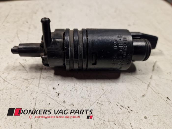 Używane Pompa spryskiwacza przód Audi 100 Avant (C4) Cena € 10,00 Procedura marży oferowane przez Donkers VAG Parts