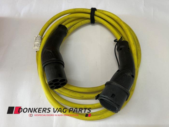 Używane Kabel ladowania hybryda Audi A3 Sportback (8YA) 1.4 40 TFSIe 16V Cena € 151,25 Z VAT oferowane przez Donkers VAG Parts