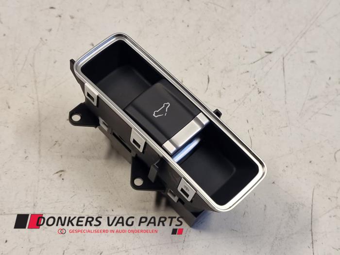 Używane Przelacznik szyberdachu Audi S8 (D4) 4.0 V8 TFSI 32V Cena € 25,00 Procedura marży oferowane przez Donkers VAG Parts