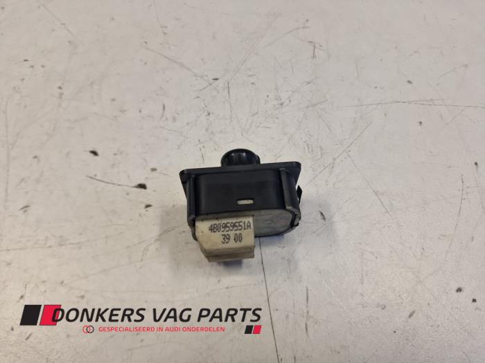 Używane Przelacznik lusterka Audi A6 (C5) Cena € 10,00 Procedura marży oferowane przez Donkers VAG Parts