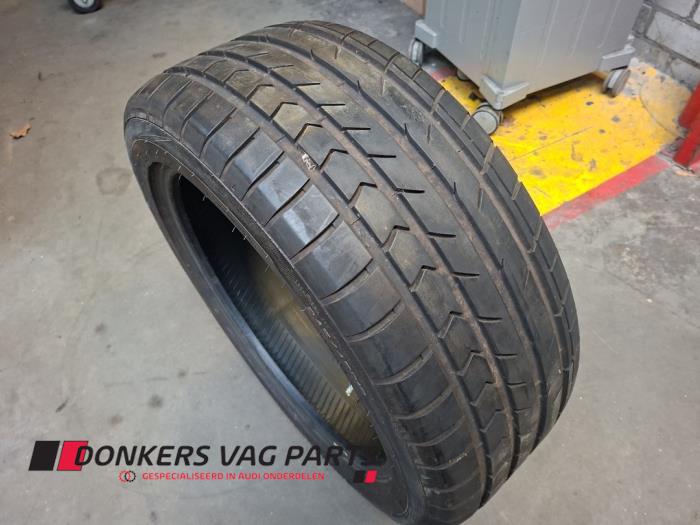 Używane Opona Cena € 20,00 Procedura marży oferowane przez Donkers VAG Parts
