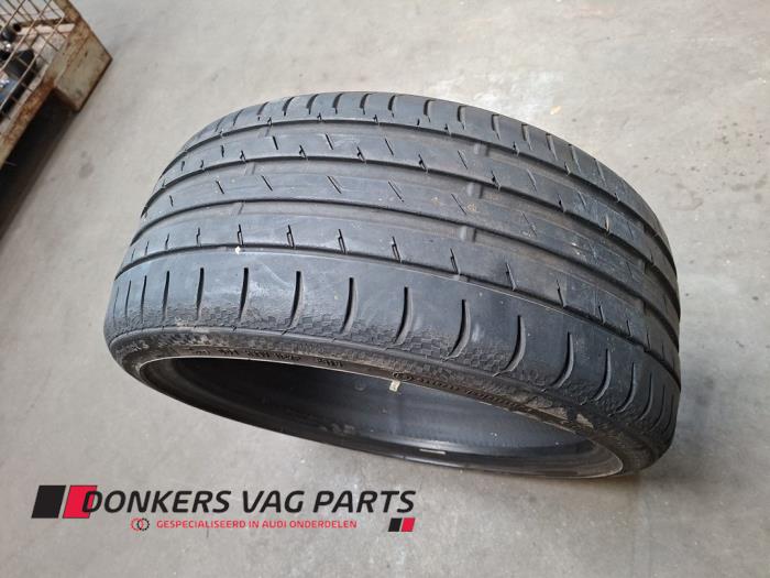 Używane Opona Cena € 35,00 Procedura marży oferowane przez Donkers VAG Parts
