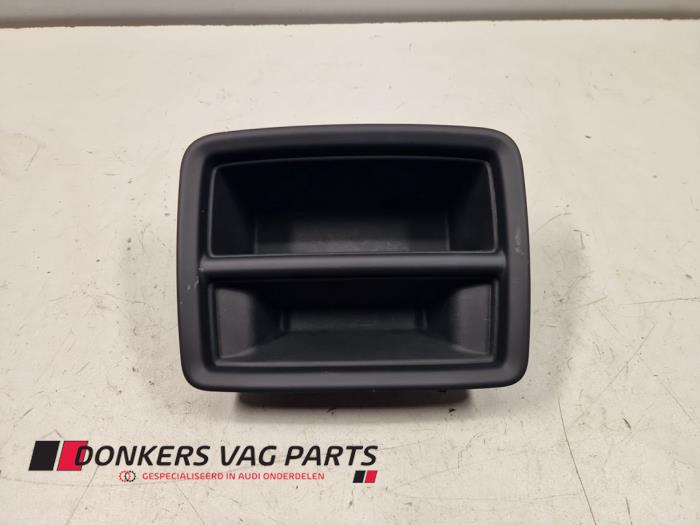 Używane Schowek Audi A4 Avant (B9) 2.0 35 TDI 16V Cena € 12,10 Z VAT oferowane przez Donkers VAG Parts