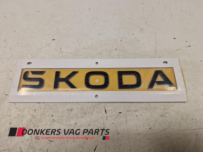 Nowe Emblemat Skoda Enyaq iV (NYAC) Cena € 24,20 Z VAT oferowane przez Donkers VAG Parts