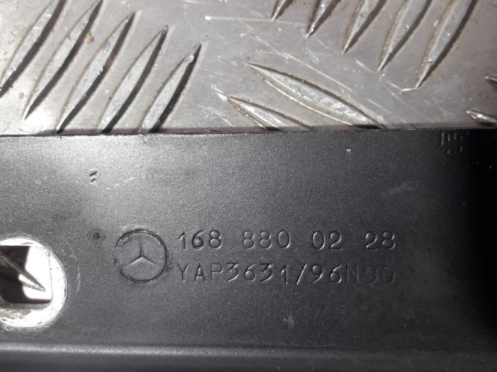 Bisagra de capó de un Mercedes-Benz A (W168) 1.4 A-140 2003
