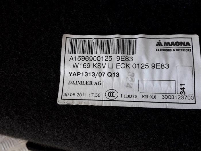 Revêtement coffre gauche d'un Mercedes-Benz A (W169) 1.5 A-160 2011