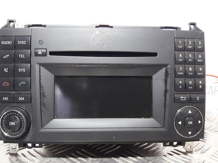 Reproductor de CD y radio de un Mercedes-Benz A (W169) 1.5 A-160 2011