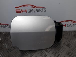 Used Tank cap cover Renault Clio III (BR/CR) 1.2 16V 75 Price € 20,00 Margin scheme offered by SH Carparts