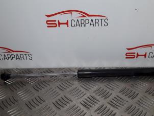 Used Rear gas strut, right Renault Clio III (BR/CR) 1.2 16V 75 Price € 16,00 Margin scheme offered by SH Carparts