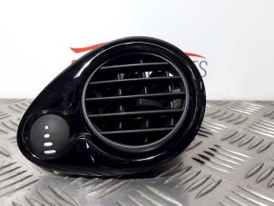 Used Air grill side Renault Clio III (BR/CR) 1.2 16V 75 Price € 11,00 Margin scheme offered by SH Carparts