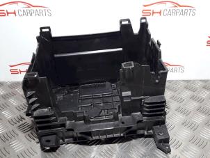 Used Battery box Renault Clio III (BR/CR) 1.2 16V 75 Price € 11,00 Margin scheme offered by SH Carparts