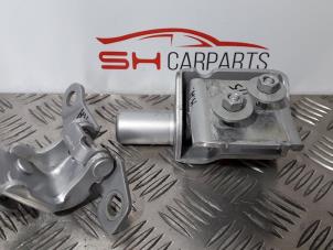 Used Rear door hinge, right Renault Clio III (BR/CR) 1.2 16V 75 Price € 14,00 Margin scheme offered by SH Carparts