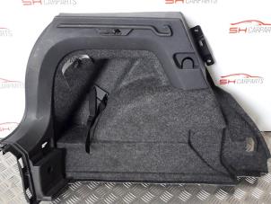 Używane Tapicerka pokrywy bagaznika lewa Volkswagen Polo V (6R) 1.2 12V Cena € 14,00 Procedura marży oferowane przez SH Carparts