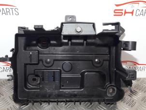 Usados Caja de batería Opel Corsa C (F08/68) 1.0 12V Twin Port Precio € 8,00 Norma de margen ofrecido por SH Carparts